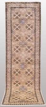 A runner, Ziegler design, ca 313 x 96 cm.