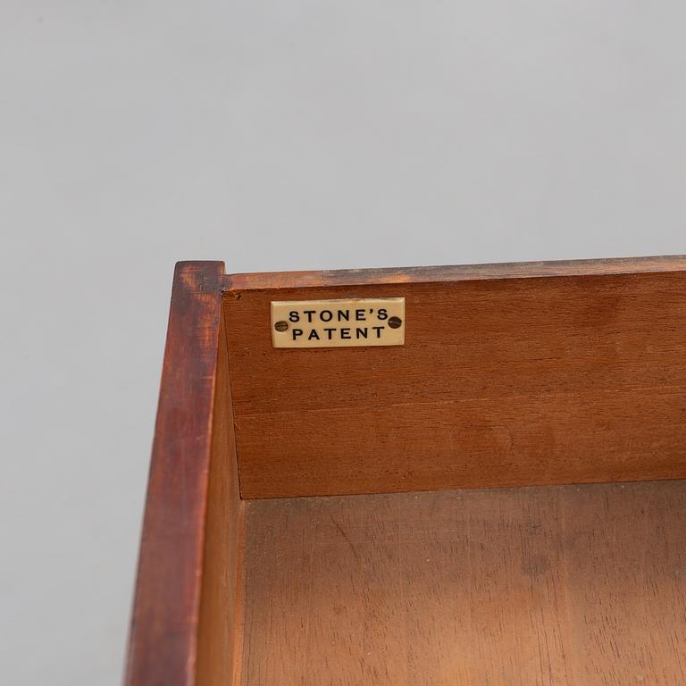 A Stone's Patent mahogany table. Around 1900.