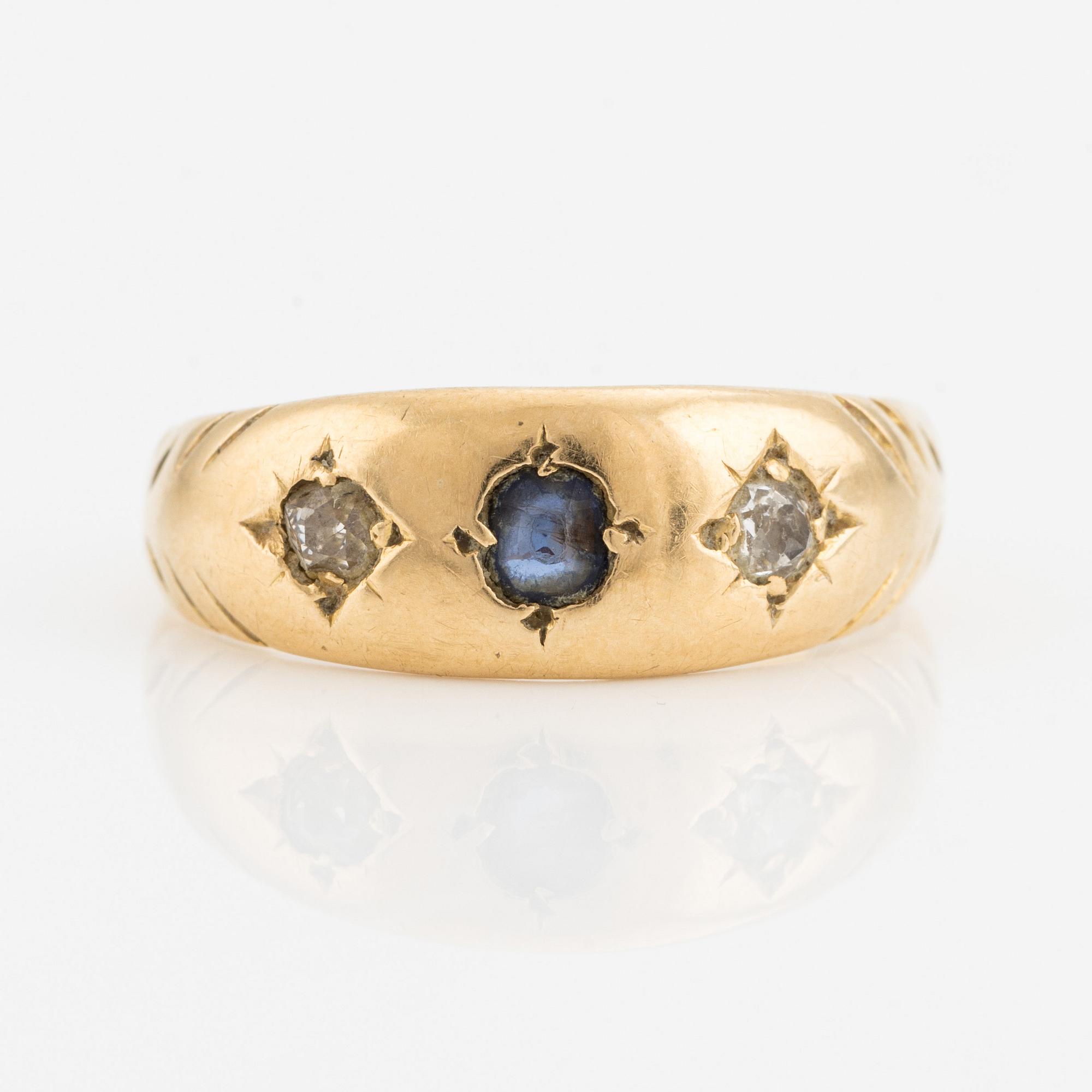 Ring, signet ring, 18K gold with sapphire and old-cut diamonds.