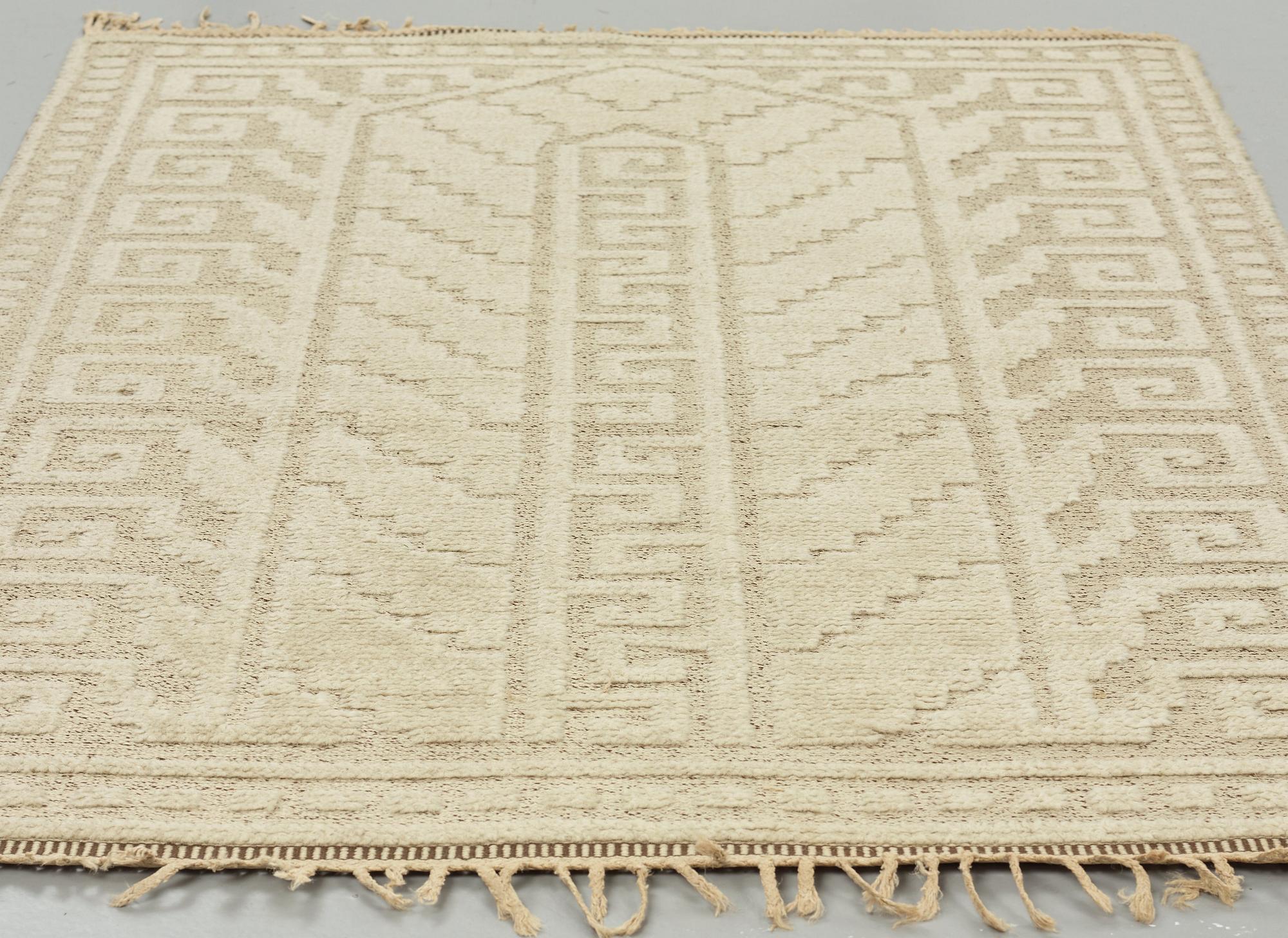 Märta Måås-Fjetterström, A CARPET, "Vita spetsporten", knotted pile in relief, ca  177,5 x 121 cm, signed MMF.