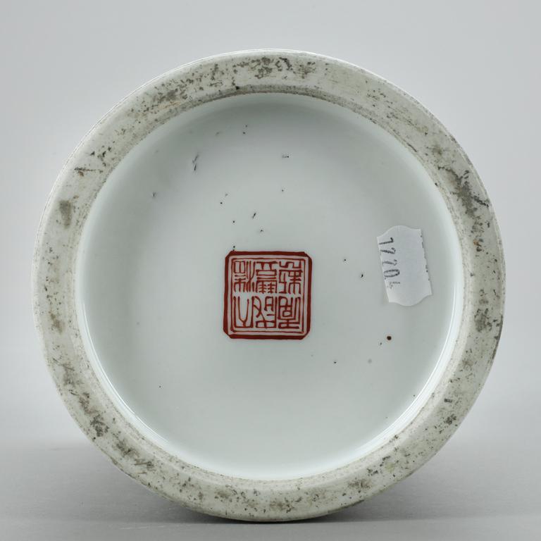 PENSELVAS, porslin, Kina, 1800-talets första hälft.
