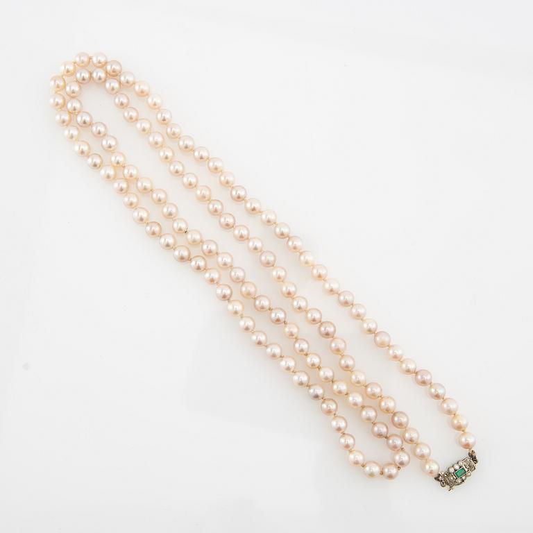 Necklace, pearls and 18K white gold with emerald and brilliant-cut diamonds.