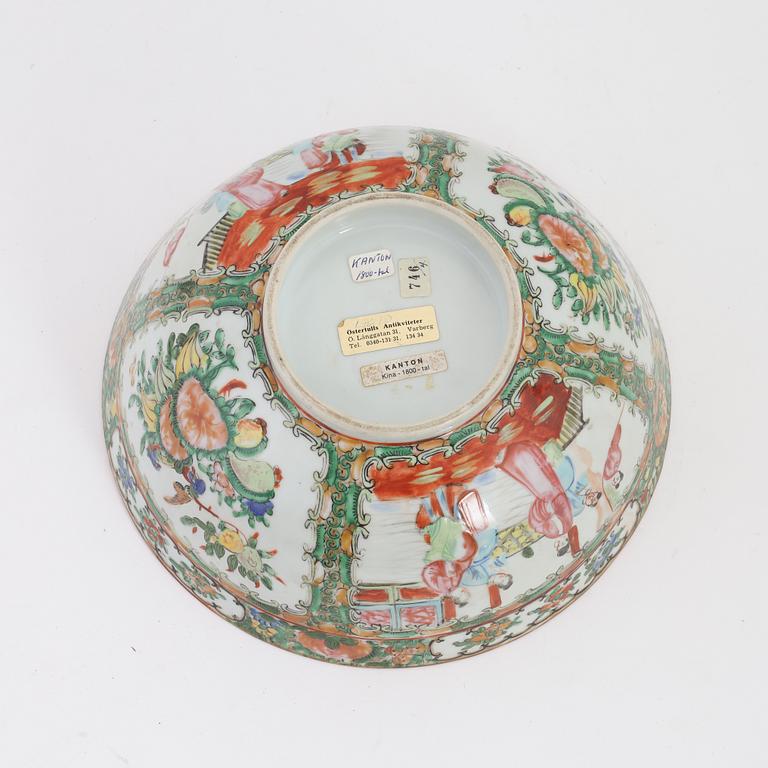 A Chinese porcelain bowl, Canton, second 19th/20th Century.