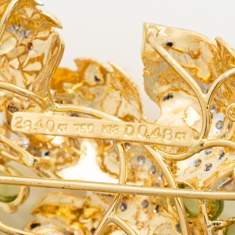 Brosch 18K guld med cabochonslipad peridot, runda briljantslipade diamanter och odlade pärlor.