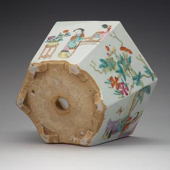 A famille rose flower pot, late Qing dynasty (1644-1912).