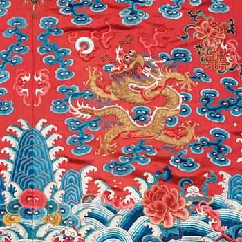 ROBE, silk. Height 112,5 cm. China, late Qing dynasty (1644–1911).