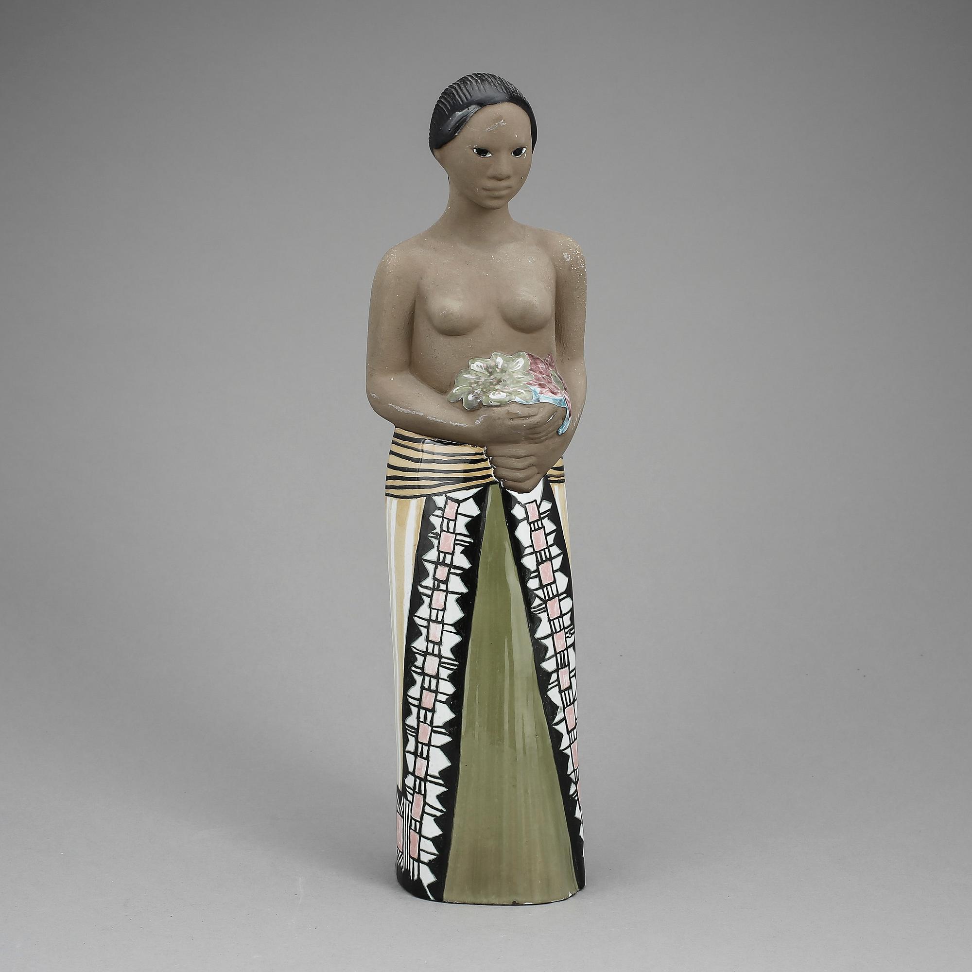 FIGURIN, stengods. Mari Simmulsson, Upsala-Ekeby, omkring 1900-talets mitt. Stämpelmärkt "5063".