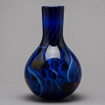 AN EVA ENGLUND ORREFORS GALLERY GLASS VASE 1988.