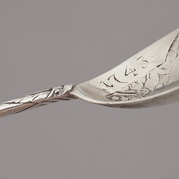 A silver table spoon and a vodka spoon, 18th/19th century.