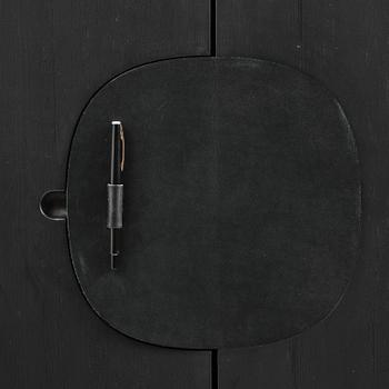 Mathieu Gustafsson, skåp, prototyp, "Tecknaren", utfört av snickarmästarna Markus Karlbom & Hannu Hietamäki, Burhult, 2024.