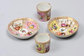 MINIATYRKOPPAR, ett par, porslin, empirestil, Dresden, sent 1800-tal.