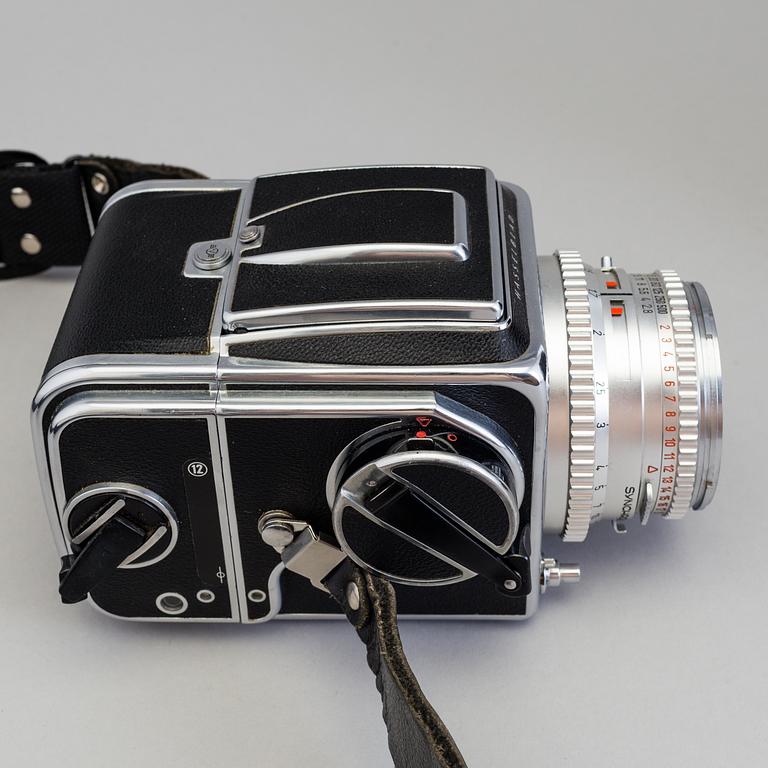 Hasselblad 500/C Camera no TI54816 with from 1964 with five lenses inluding a chrome S-Planar 1:5:6 f=120.