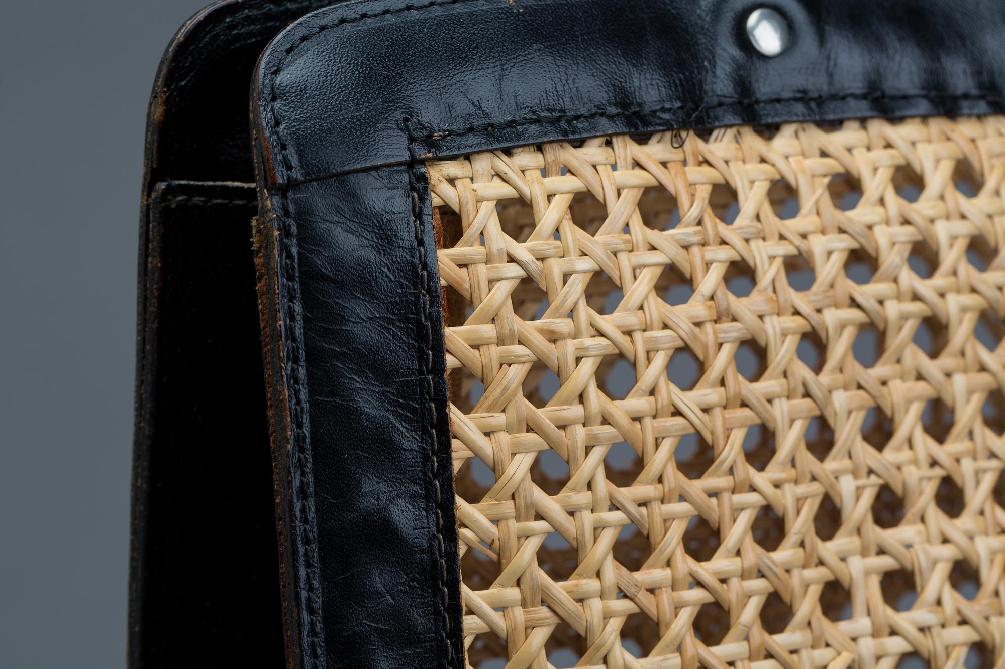 VÄSKA, svart skinn samt rotting. 1960-tal.