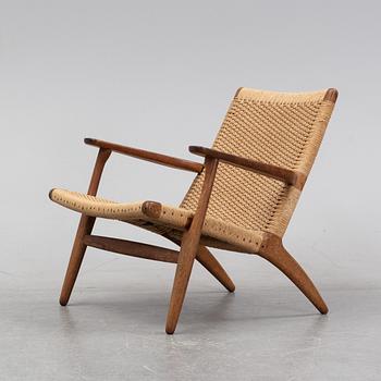 A model CH-25 easy chair by Hans J Wegner.