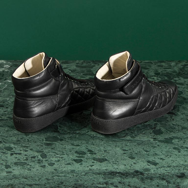 A pair of SNEAKERS by CHANEL, size 39.