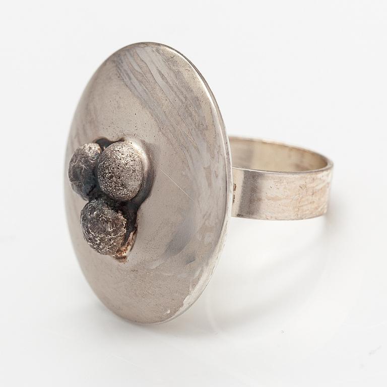 Pekka Piekäinen, Ring "Lingon", stelringsilver. Auran Kultaseppä, Åbo 1970.