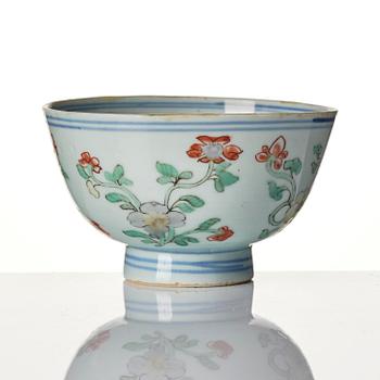 A set of two famille verte bowls and a dish, Qing dynasty, early Kangxi (1662-1722).