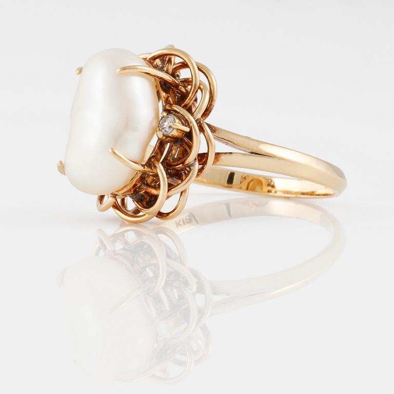 RING, guld, 2 briljantslipade diamanter 0.04 ct samt odlad barock-pärla. Vikt 4,4 gram.
