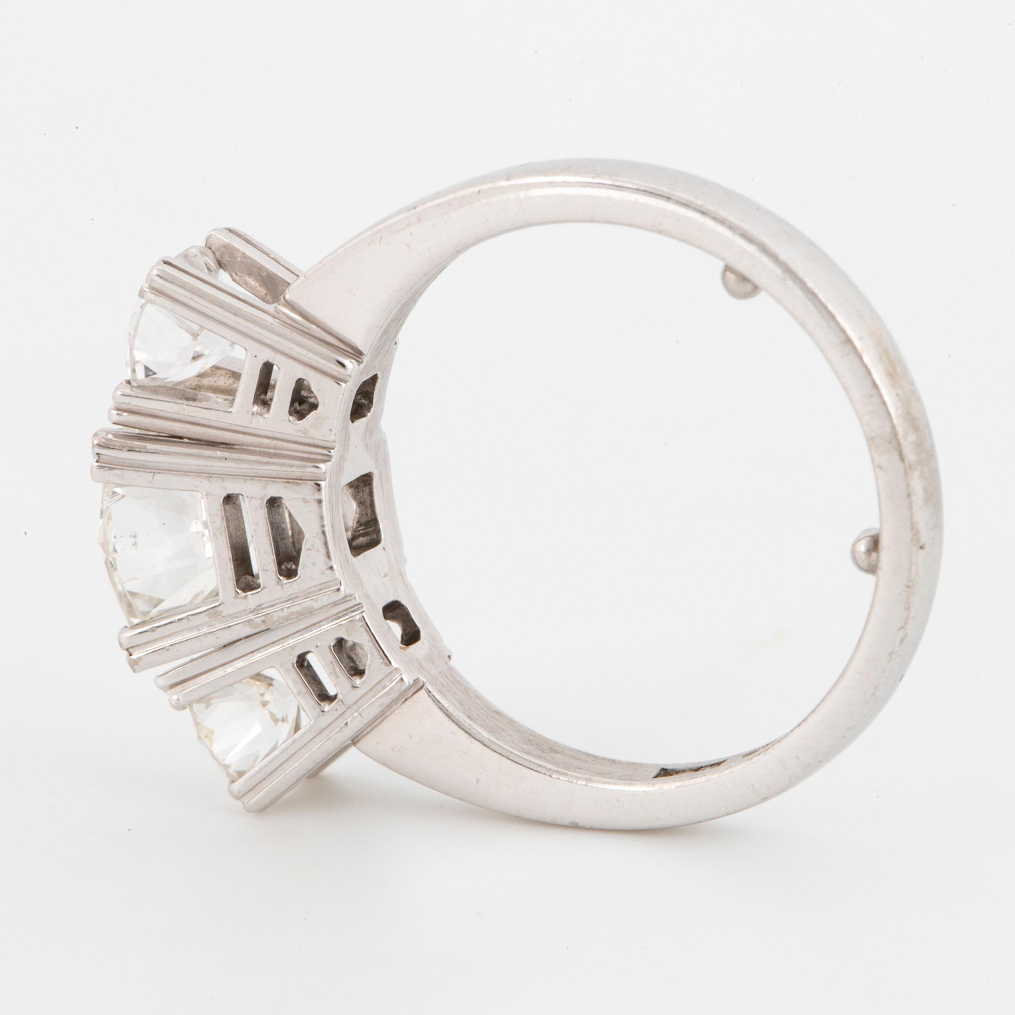 RING, trestensring 18K vitguld med briljant ca 1,55 ct samt 2 briljanter totalt ca 0,90 ct. K. Torndals.