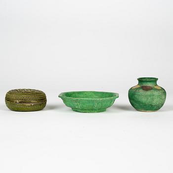 A set with a bisquit box with cover, a jar and a dish, Qing dynasty.