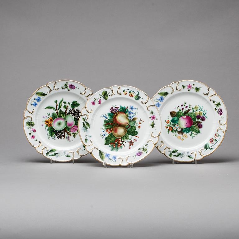 A set of three porcelain Gardner plates, mid 1800'.