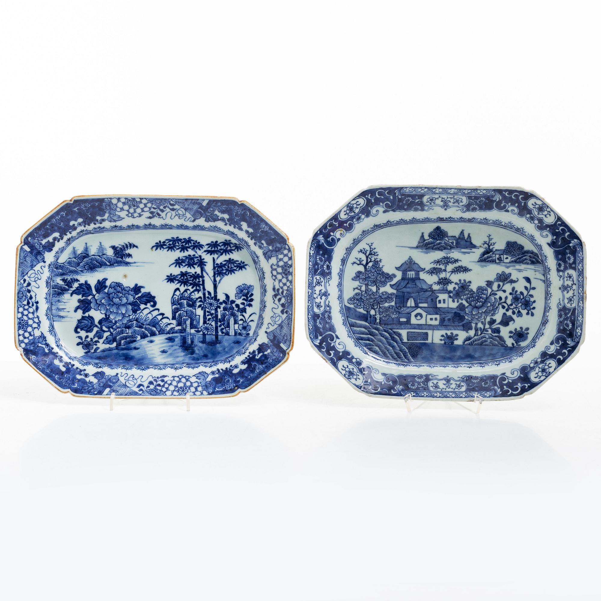 Stekfat, två stycken, porslin. Qingdynastin, Qianlong (1736-95).