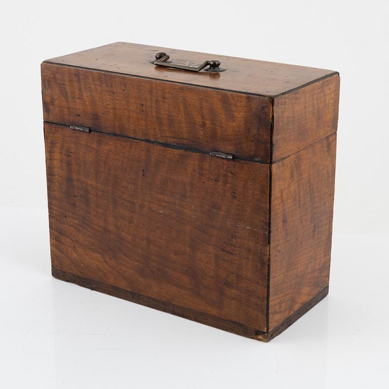 A box with three glass bottles, first half of the 19th Century.