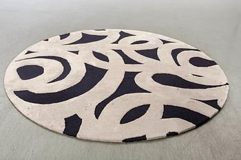 A RUG BY ALMEDAHLS MODELL "LACE", DIAMETER 240 CM.