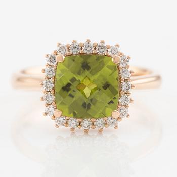 Ring in 18K gold with a faceted peridot and round brilliant-cut diamonds.