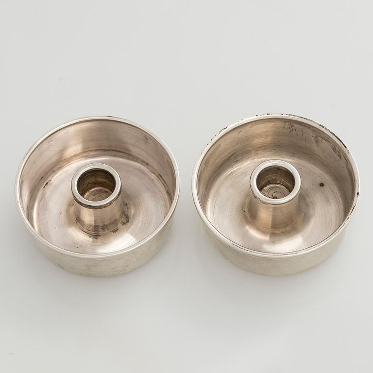 Bertel Gardberg, kynttilänjalkapari, hopeaa, "Birgitta", malli 22908, Hopeatehdas oy, Helsinki 1957.