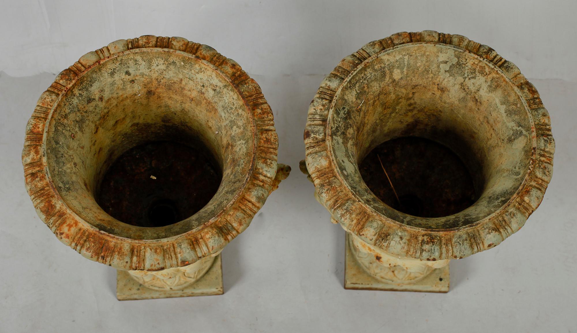 TRÄDGÅRDSURNOR, 1 par, gjutjärn, J&C G Bolinder Stockholm, sekelskiftet 1900.