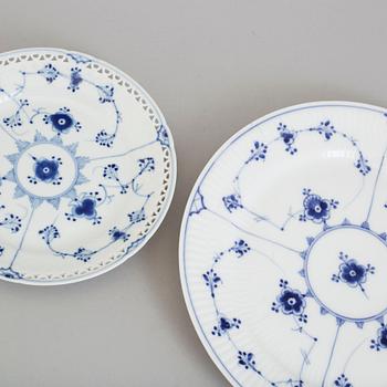 A part tea and coffee porcelain service, 'Musselmalet', Royal Copenhagen and Bing & Gröndal, 20th century (23 pieces).