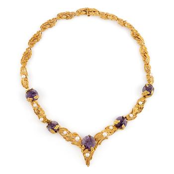 552. A necklace in 18K gold with faceted amethysts and cultured pearls, by Grosse.