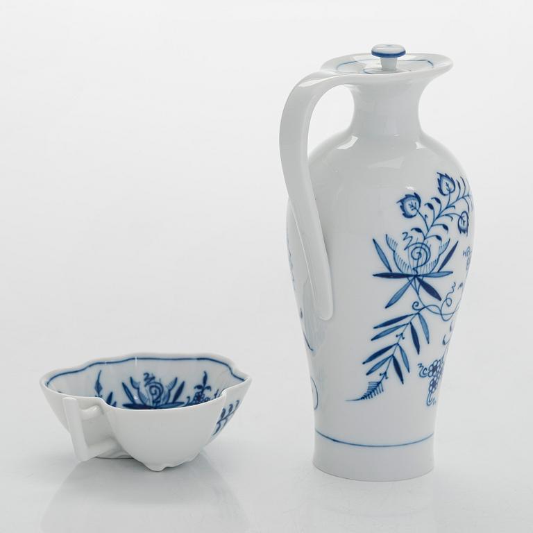 A set of 4 porcelain service pieces, "Onion pattern/Zwiebelmuster", Meissen and Teichert-Werke in Meissen, Germany.