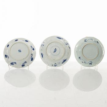 Tre koppar och tre fat, porslin, Kina, Qingdynastin, Kangxi (1662-1722).