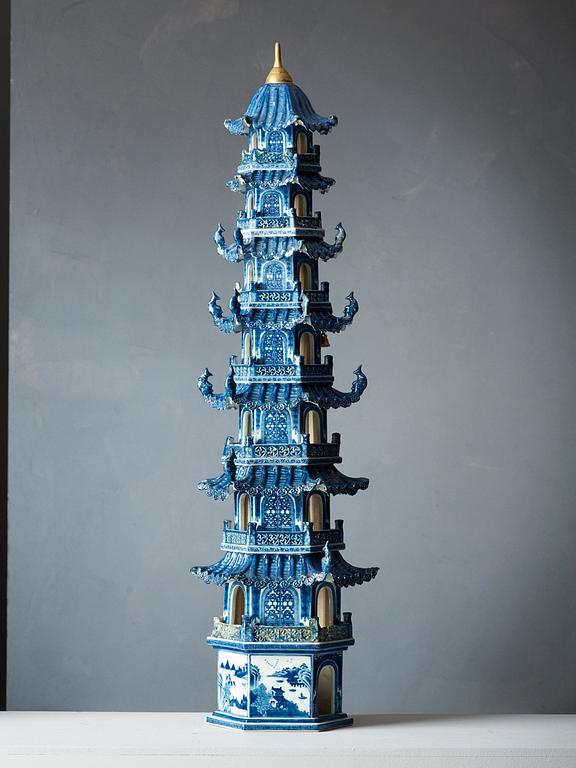 A blue and white 8 tiered porcelain pagoda, Qing dynasty, Qianlong/Jiaqing 1750-1800.