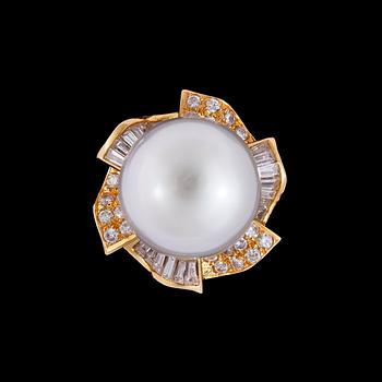 1341. A cultured South sea pearl, 14,8 mm, and brilliant- and trapez cut diamonds, tot. app. 1 cts.