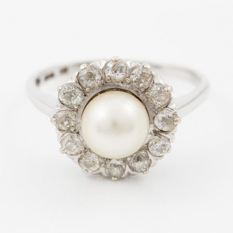 Ring in 18K white gold with a cultured pearl and old-cut diamonds.