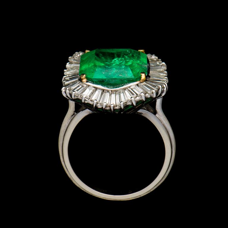 RING, 18K vitguld, smaragd, baguetteslipade diamanter. Vikt ca 7,6 g.