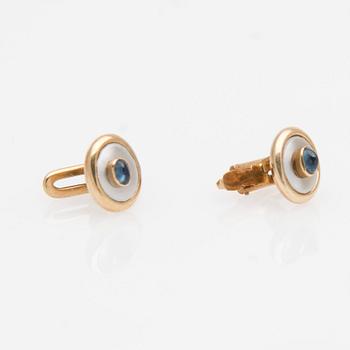 FRACKKNAPPAR, cabochonslipade safirer, pärlemor, 14K guld.