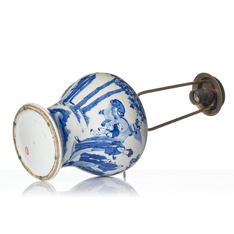 Urna/lampa, porslin. Qingdynastin, Kangxi (1662-1722).