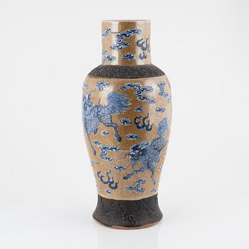 A porcelain floor vase, China, beginning of the 20th century.