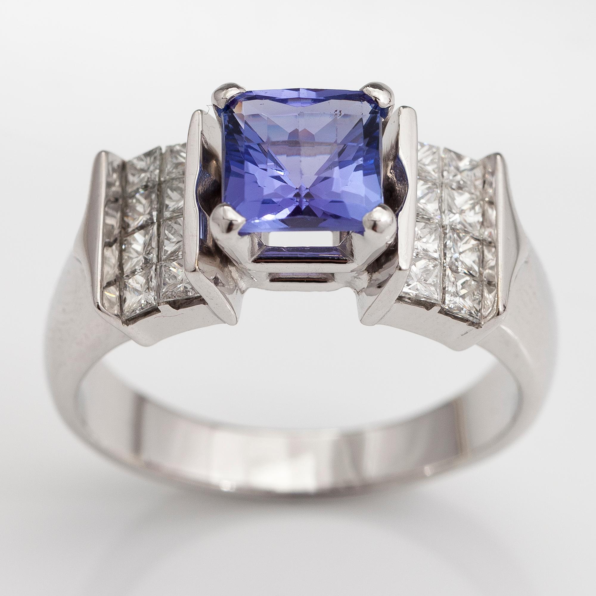 RING, 14K vitguld, tanzanit ca 2.76 ct, princesslipade diamanter ca 1.46 ct tot.