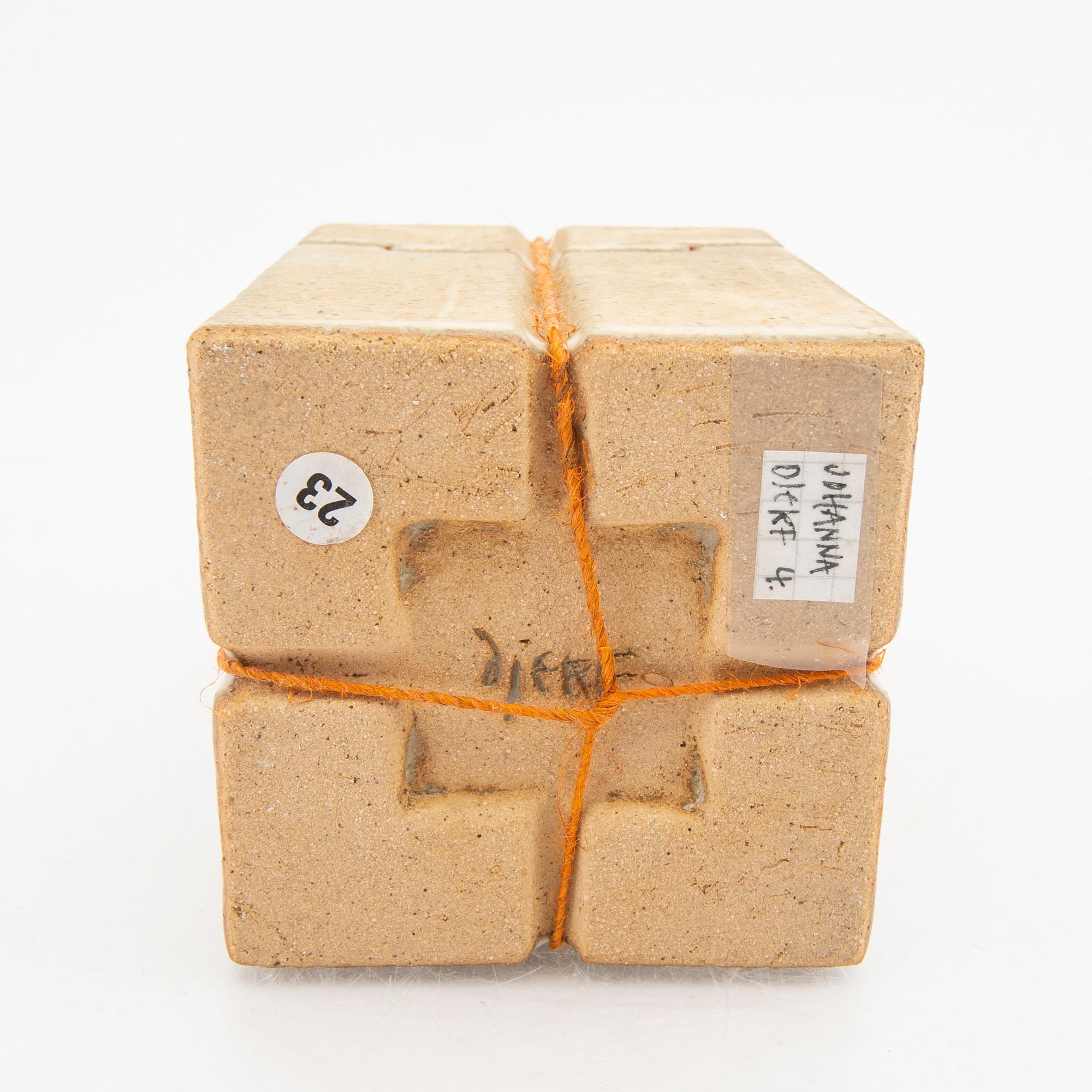 Johanna Djerf box "Ask för hemligheter", signed stoneware.