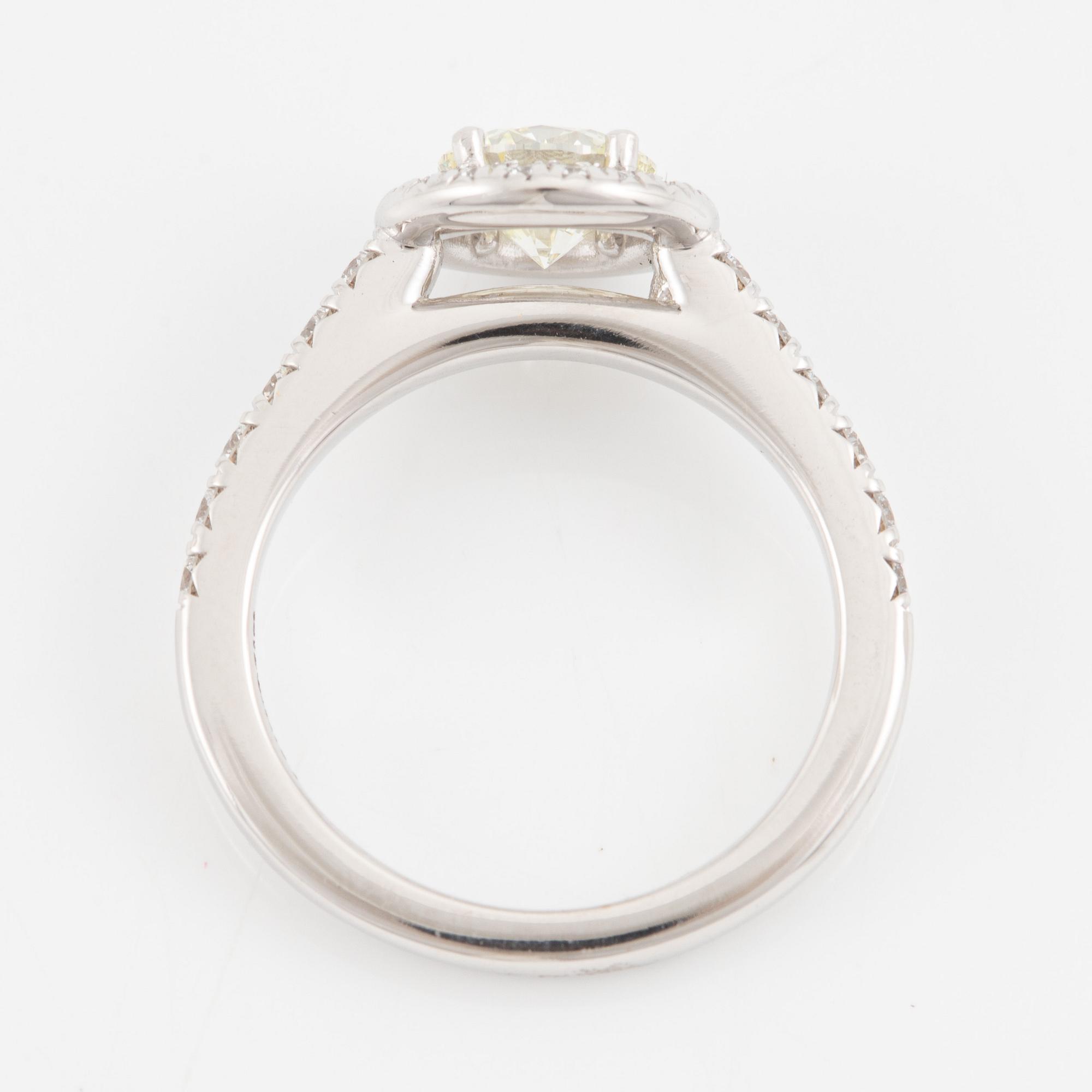 Ring, 18K vitguld med briljantslipad diamant, medföljande GIA report.