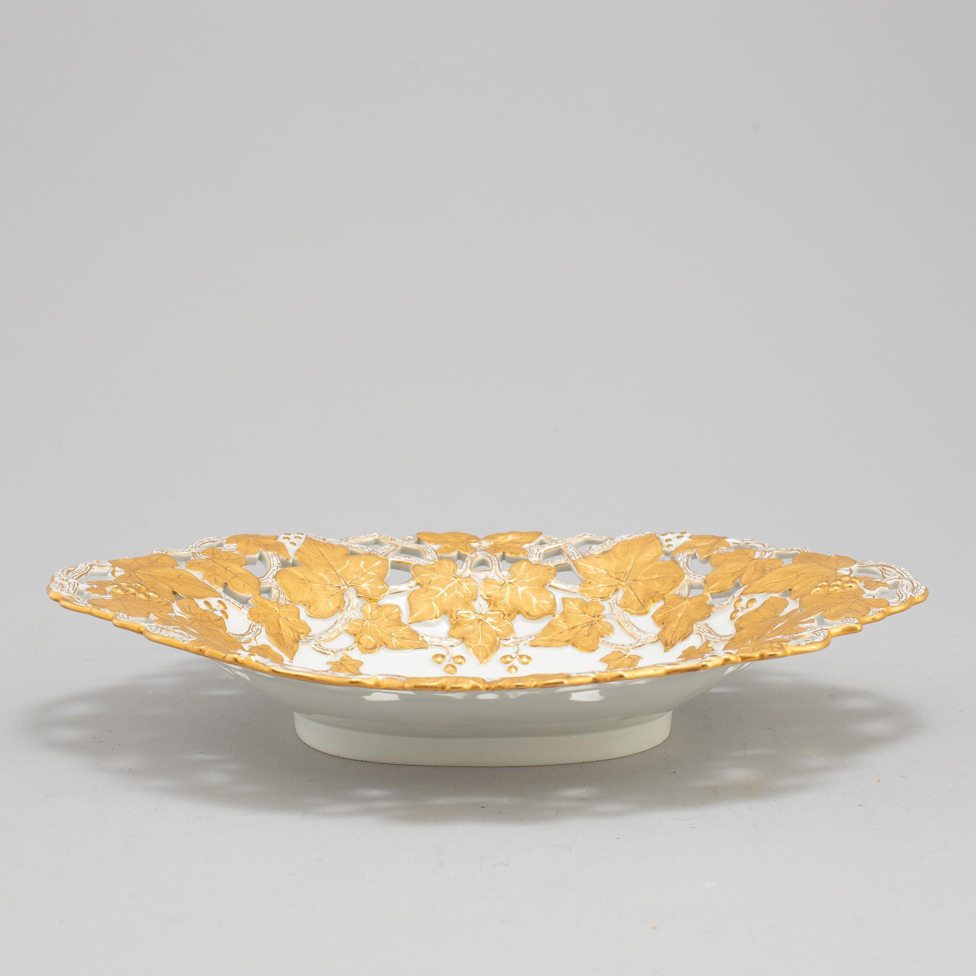 A MID 20TH CENTURY MEISSEN PORCELAIN BOWL.