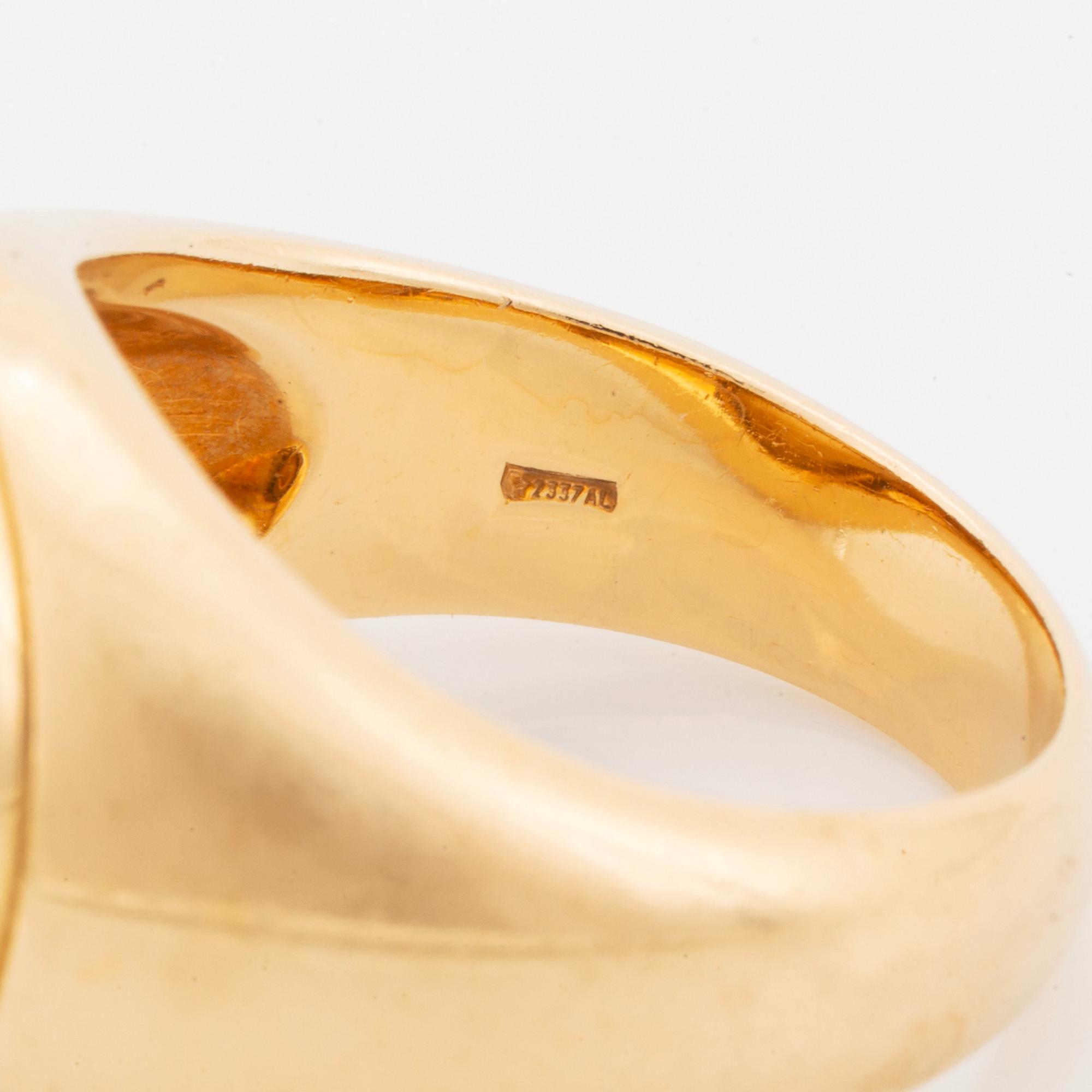 A Bulgari ring in 18K gold set with onyx.