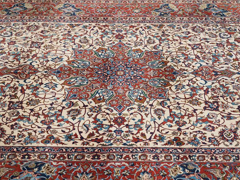 MATTO, a carpet, Old Esfahan, part silk, ca 327 x 209 cm.