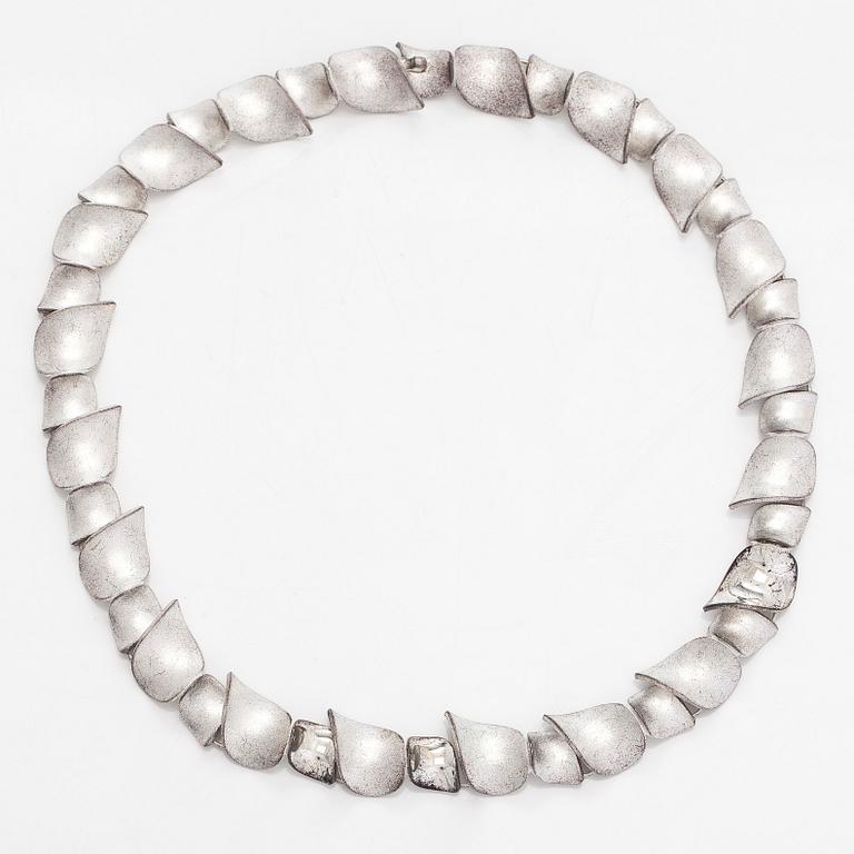 Chao-Hsien Kuo, a sterling silver necklace 'Sparkling Spring', Lapponia 2012.