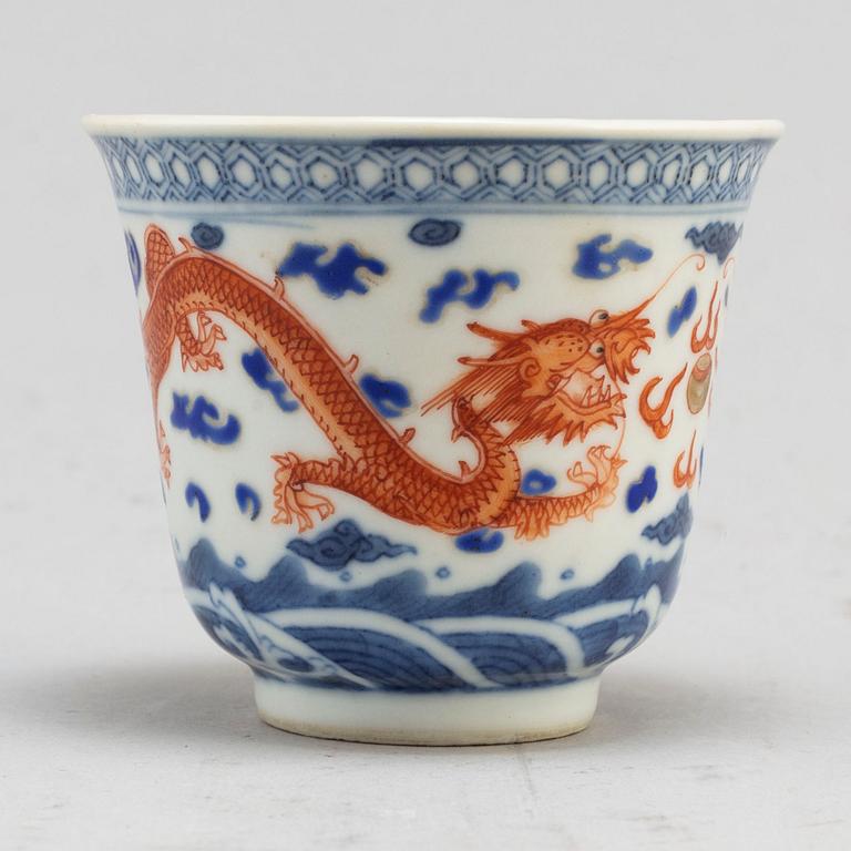 A Chinese iron-red and blue and white cup, early 20th century.